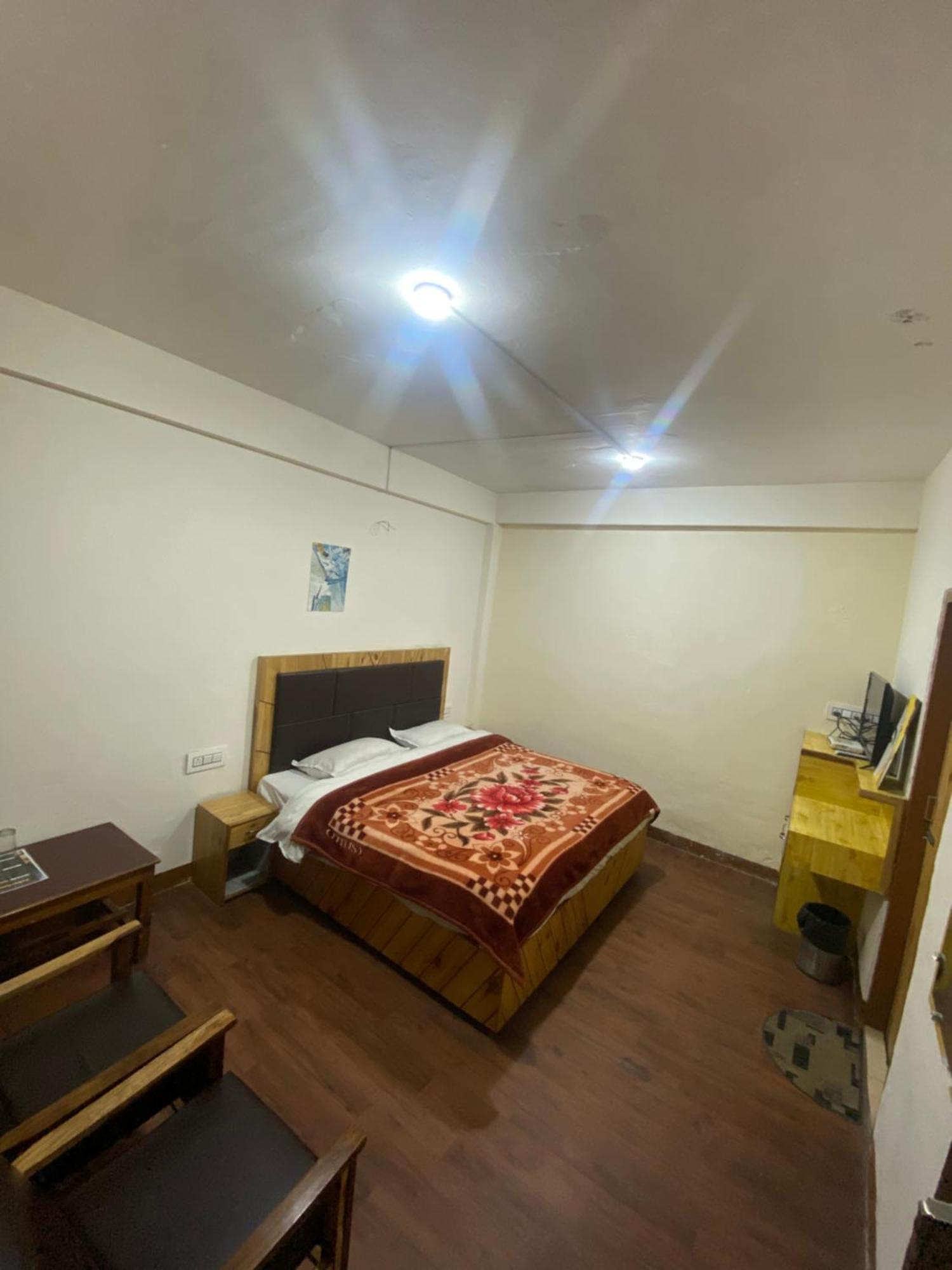 The Prasher Lodge Mall Road Manali Exterior foto